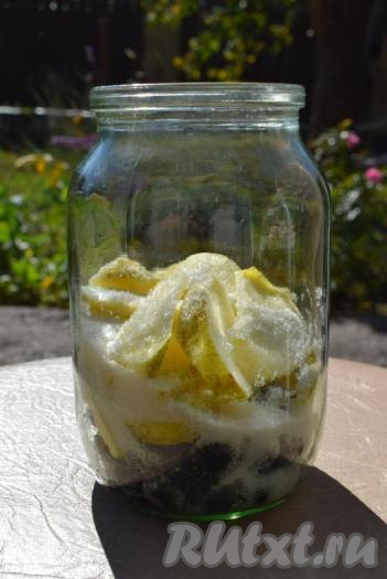 Насыпаем сахар в банку с тёрном и яблоками.