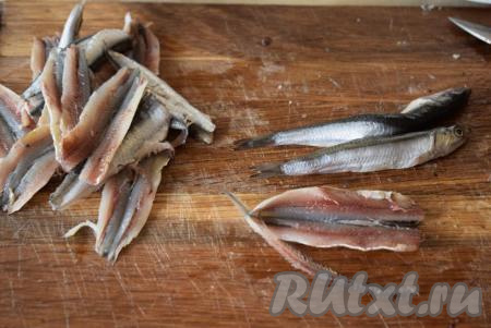 Отделить хамсу от хребтов с хвостиками и голов, получая филе рыбы.