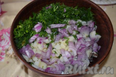 Соединить в миске хамсу, картофель, лук и укроп.