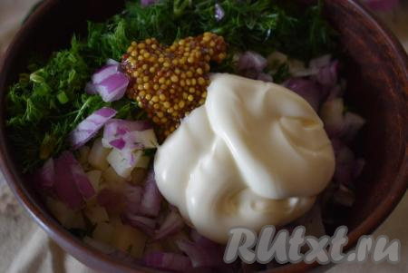 В миску добавить майонез, горчицу и свежемолотый перец. Салат из хамсы не солить, пока он не заправлен, так как хамса может быть солоноватой!