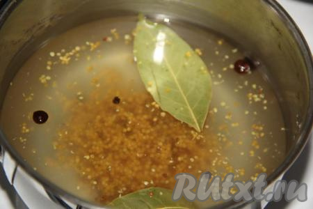 Довести маринад до кипения.