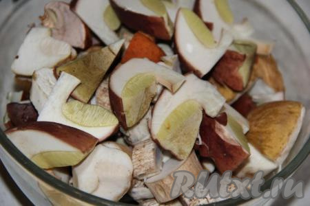 Грибочки очистить от листвы и грязи. Нарезать большие грибы на средние кусочки, маленькие грибочки оставить целыми.