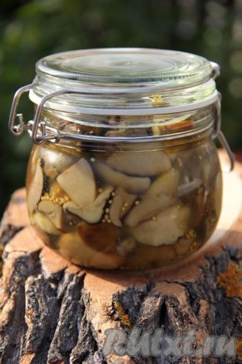 Аккуратно достать банку из сотейника и закрыть крышкой. Я использовала специальную банку с крышкой, но можно взять обычную банку с закручивающейся крышкой или крышкой для закатки ключом. В любом случае крышку нужно предварительно прокипятить. Перевернуть банку с грибами вверх дном, укутать в одеяло до полного остывания, а затем убрать в холодильник или погреб. Вот такие красивые и очень вкусные маринованные грибочки ассорти получились. Зимой такая закуска станет наивкуснейшим дополнением ко многим блюдам.