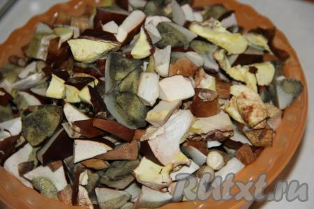 Грибочки перебрать, удалить грязь и листву. Нарезать грибы. Я отварные грибы использую для приготовления вареников и пирогов, поэтому нарезаю не крупно.