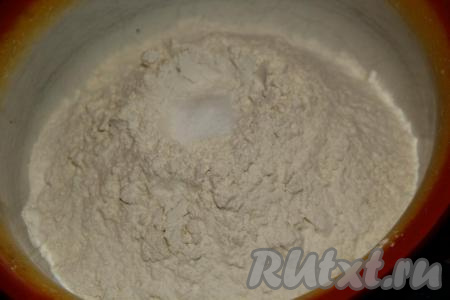 Всыпать муку в глубокую миску, добавить соль.
