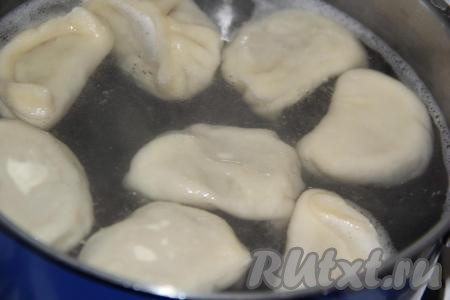 Варить вареники с момента закипания воды 15 минут на среднем огне. Как только вареники поднимутся, значит они готовы.