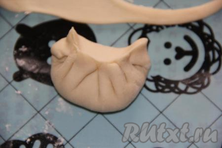 Завернуть начинку в тесто любым способом, хорошо скрепляя края теста.