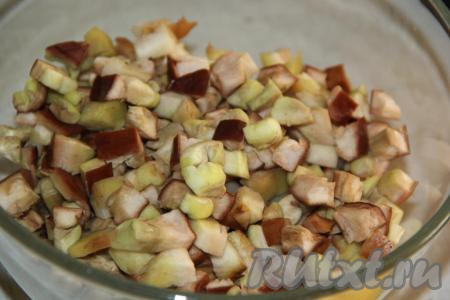 Лесные грибы перебрать, очистить от листьев и мусора, мелко нарезать.