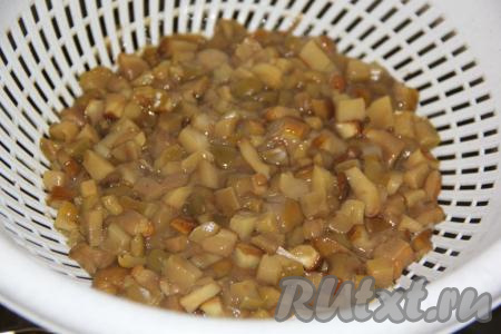 Залить грибы полностью водой, поставить на огонь. После закипания воды варить грибочки на небольшом огне минут 30, затем откинуть на дуршлаг.