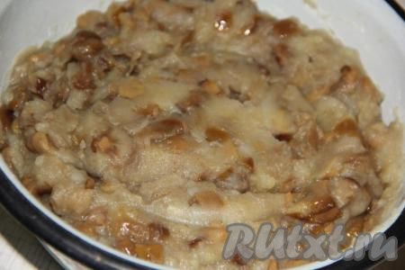 Хорошо перемешать картошку с грибами и начинка для вареников готова.