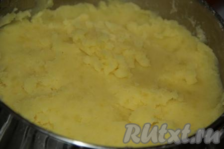 Для приготовления начинки картофель очистить и сварить в подсоленной воде до готовности (в течение 20-25 минут). Размять картофель в пюре (пюре не должно быть жидким).&nbsp;