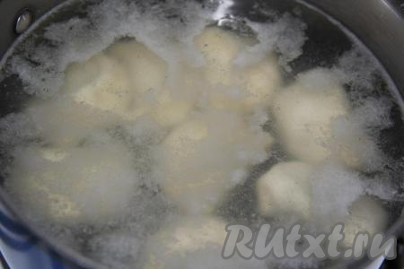 В кастрюлю, в которой будут вариться вареники, налить воду, поставить на огонь, довести до кипения, посолить по вкусу. Опустить вареники в кипящую воду.