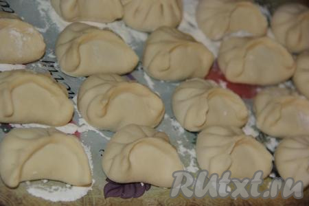 Вот такие вареники с картошкой и грибами получились у меня. Выложить вареники на припыленную мукой поверхность.