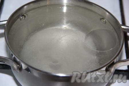 Для приготовления маринада воду влить в кастрюлю, добавить сахар, соль и растительное масло, поставить на огонь.