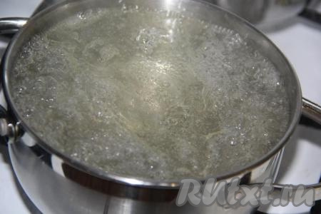 Довести маринад до кипения, влить уксус.