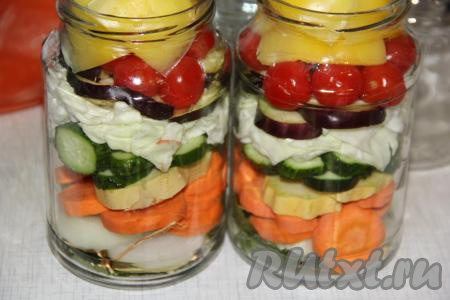 Затем выложить пластинки болгарского перца, очищенного от семян.