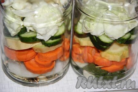 Затем нужно выложить пару листочков белокочанной капусты.