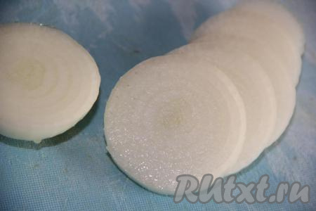 Лук очистить и нарезать шайбами толщиной 1 см.&nbsp;