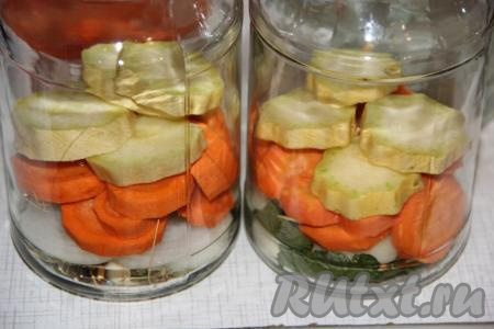 Кабачки для овощного ассорти лучше брать молодые (с тонкой кожицей и мелкими семенами). Молоденькие кабачки тщательно вымыть и, можно даже не очищая, нарезать на кружочки. Слой кабачков выложить в банки на слой моркови.