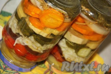 Простерилизованные банки с маринованным овощным ассорти достать из кастрюли и хорошо закрутить крышки. Баночки перевернуть и, укутав в одеяло, оставить до полного остывания.