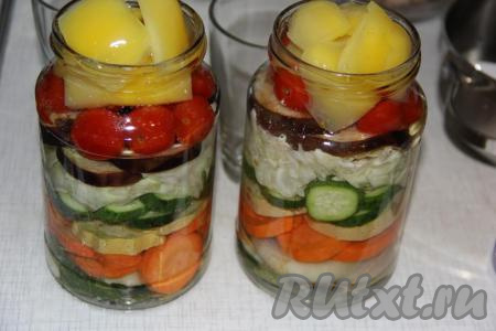 Залить овощи в банках горячим маринадом.