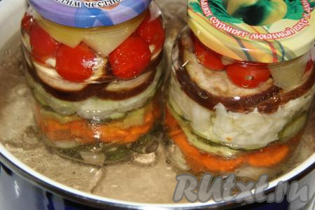 Крышки обдать кипятком. Прикрыть банки крышками и поставить в кастрюлю с теплой водой (на дно кастрюли, перед постановкой в неё банок, можно положить сложенную в 2-3 раза тряпочку). Воды в кастрюле должно быть столько, чтобы она доходила до "плечиков" банок. Довести воду в кастрюле до кипения на среднем огне и стерилизовать овощное ассорти с момента закипания 20 минут.