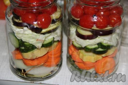 Далее выложить слой кружочков баклажана и помидоры черри. Вместо помидоров черри можно вложить в банки половинки крупных помидоров (в этом случае важно выбрать правильный сорт помидоров, они не должны быть водянистыми). Но мне кажется, что для такого ассорти лучше всего подойдут именно помидоры черри, они сохранят свою форму и не лопнут.