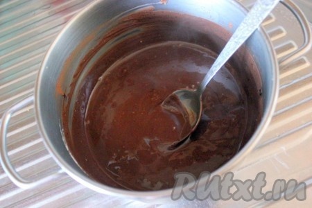 Поставьте кастрюльку с глазурью на огонь, при помешивании доведите до небольшого закипания, а по виду до глянцевого цвета.