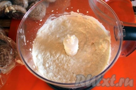 Тщательно перемешайте сметану с бананами или пробейте в блендере и крем для торта из пряников готов.