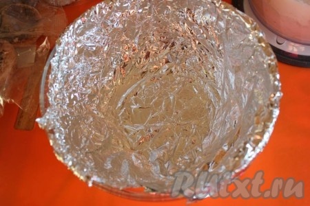 Форму (миску или т.п.) проложите фольгой или пищевой пленкой.