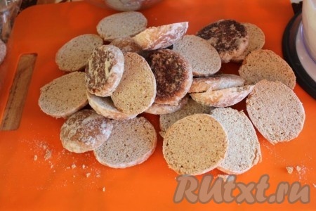 Пряники разрежьте на 2 половинки.