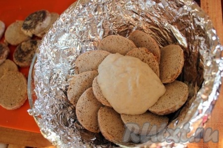 Выкладывайте слоями пряники и крем.