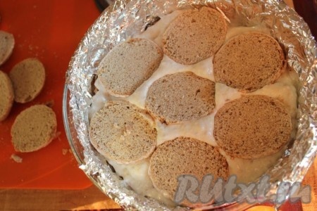 Выкладывайте слоями пряники и крем.