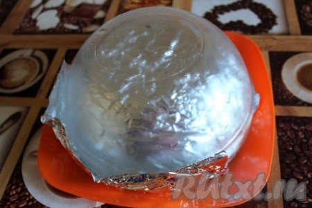 Подержите торт пару часов при комнатной температуре, чтобы пряники пропитались кремом, потом поместите в холодильник на 2-3 часа.

Затем переверните содержимое формы на плоское блюдо, уберите форму и фольгу.