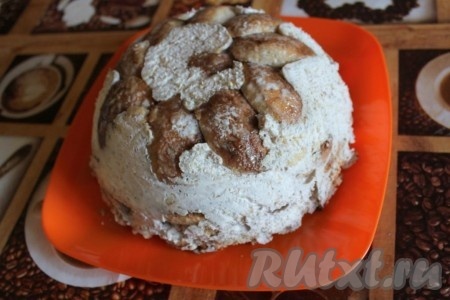 Торт из пряников хорошо держит свою форму. Его осталось только украсить по своему вкусу.