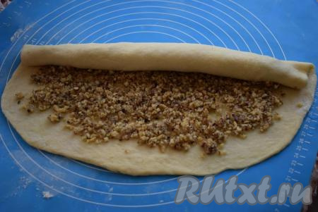 Сворачиваем тесто с ореховой начинкой&nbsp;в рулет.