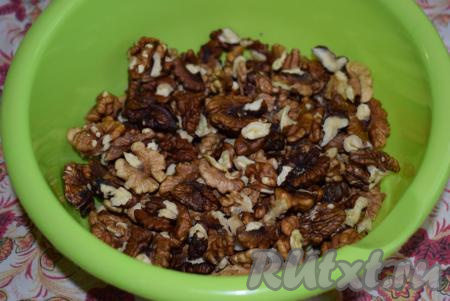 Пока дрожжевое тесто подходит, приготовим ореховую начинку. Для этого возьмем грецкие орехи.