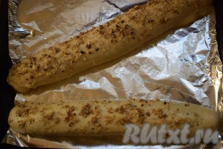 Точно также готовим второй рулет. Противень застилаем фольгой или пергаментом и выкладываем наши заготовки рулетов, накрываем полотенчиком и оставляем подойти, примерно, на 20 минут.