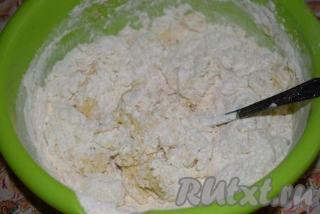 Выливаем жидкую массу к муке с дрожжами и замешиваем эластичное тесто.