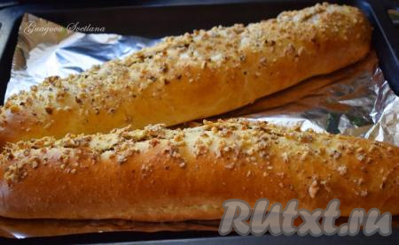 Подошедшие рулеты ставим в разогретую духовку и выпекаем&nbsp; при температуре 180 градусов,&nbsp;примерно, 40 минут. Достаем выпечку из духовки и даем отлежаться, накрыв полотенцем, до полного остывания.