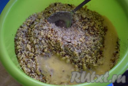 Одно яйцо разбиваем в кружку и разбалтываем вилкой до однородности. Выливаем половину яйца в ореховую начинку и перемешиваем.