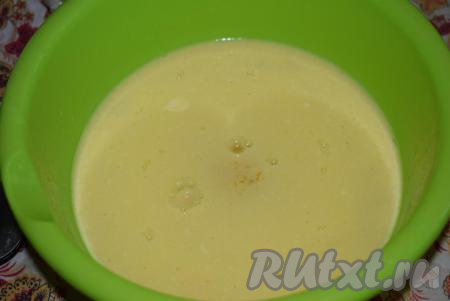 Добавляем масляную смесь&nbsp;и сахар к яйцам, перемешиваем получившуюся жидкую массу до однородности.