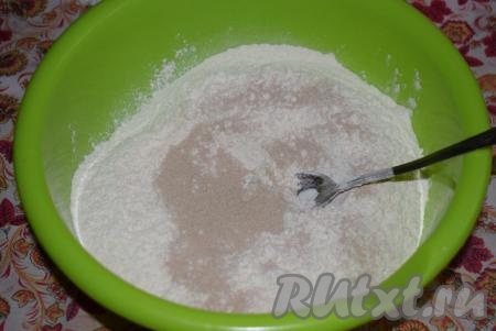 Для приготовления дрожжевого теста в глубокую миску насыпаем муку, добавляем сухие дрожжи и хорошо перемешиваем.