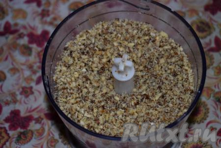 Измельчим их блендером в не очень мелкую крошку.