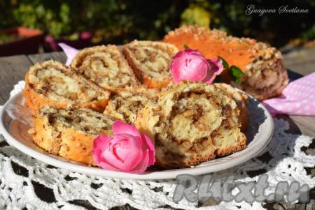 Ореховые&nbsp;рулеты из дрожжевого теста&nbsp;нарезаем на кусочки и подаем к чайному столу.