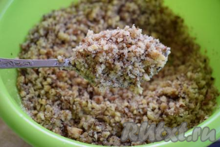 Ореховая начинка станет немного влажной и&nbsp;не такой сыпучей. Начинка для рулета готова.