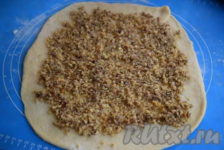 На тесто выкладываем половину&nbsp;ореховой&nbsp;начинки&nbsp;так, чтобы края оставались чистыми (без начинки), как на фото.