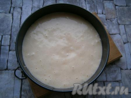 Форма для выпечки этого бисквита нужна небольшая, разъемная, диаметром 18-20 см. Застелить дно формы пергаментом и вылить тесто, которое по консистенции будет жидковатым.