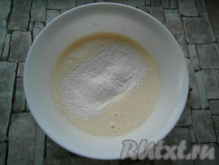 В 2-3 приема добавить просеянную муку, смешанную с крахмалом, каждый раз тщательно и аккуратно вмешивая мучную смесь&nbsp;деревянной или пластиковой ложкой в яичную массу движениями снизу вверх.