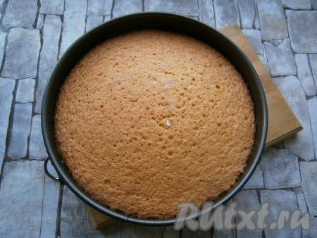 Выпекать бисквит в разогретой до 180 градусов духовке около 30-40 минут, при выпечке духовку не открывать.